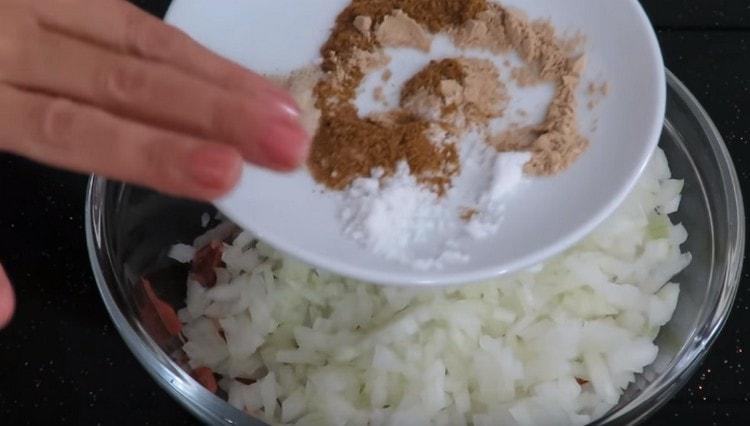 Προσθέστε μπαχαρικά, αλάτι και πιπέρι στο κρεμμύδι με κρέας.