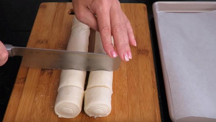 Нарежете рулцата тесто на порционирани филийки.
