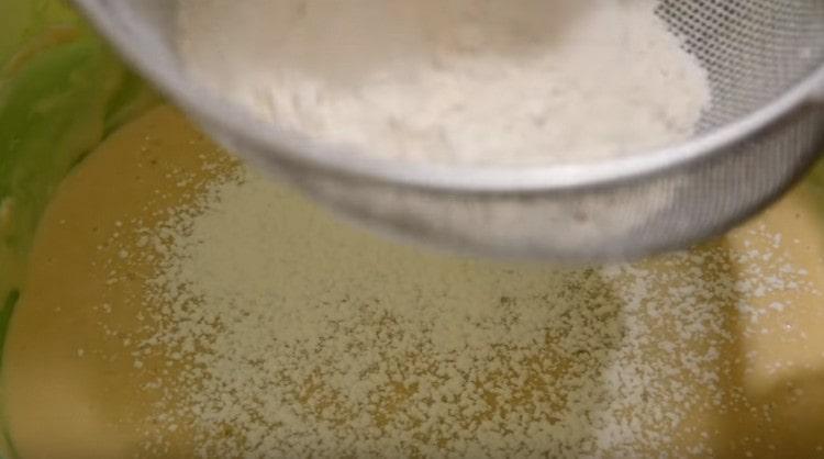 Пресейте брашно в тесто.