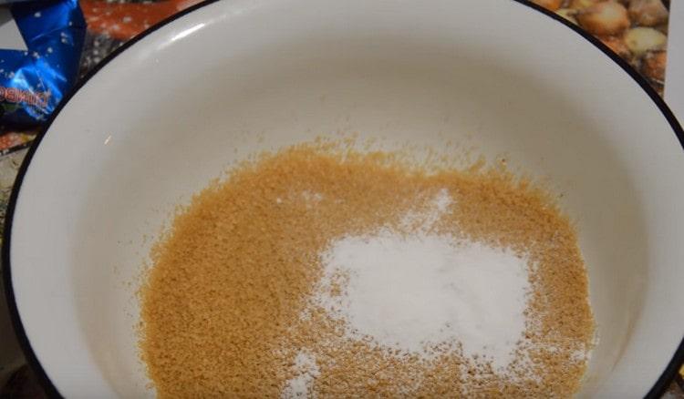 Mischen Sie Zucker mit Vanillezucker.