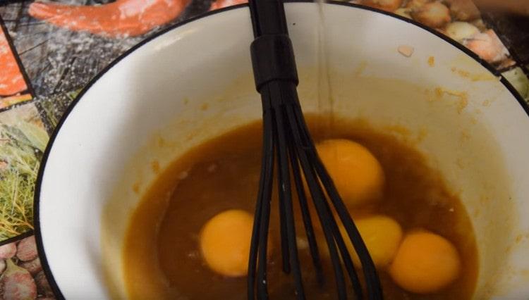 Προσθέστε τα αυγά επίσης.