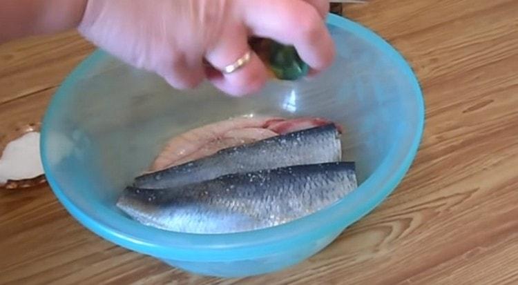 Druska ir pipirai žuvis pagal skonį.