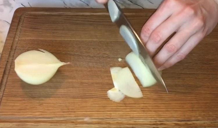 Κόψτε τα κρεμμύδια σε λεπτά μισά δαχτυλίδια.