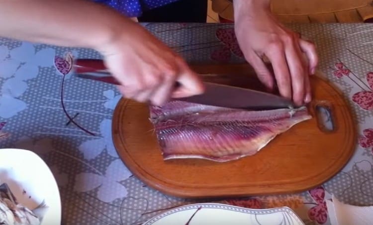 Trennen Sie das Filet mit einem Messer vorsichtig vom Kamm und vom anderen.
