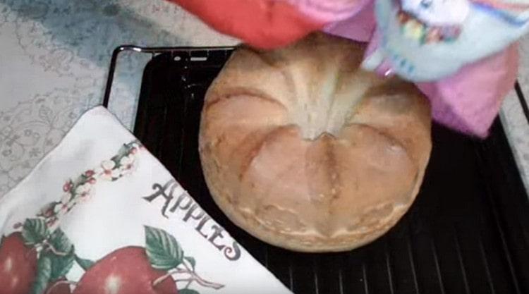 След изпичане внимателно извадете формата от хляба.