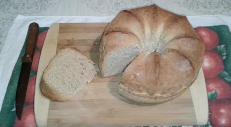 Kotitekoinen harmaa leipä on erittäin maukasta.