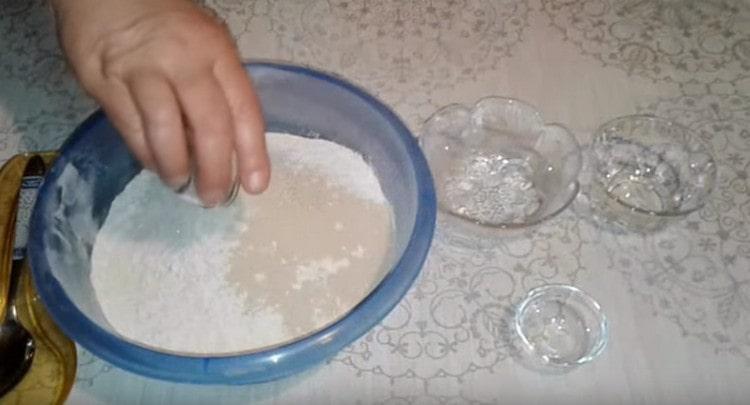 Към брашното добавете сол, захар и мая.