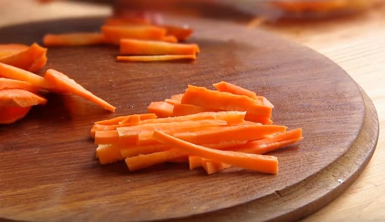 Šiaudeliais supjaustykite morkas ir paprikas.