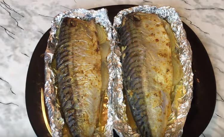 سمك الماكريل بأكمله ، المخبوز في الفرن في رقائق ، ليس فقط لذيذ ، ولكن يبدو أيضا فاتح للشهية.