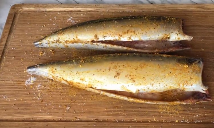 Strofina il pesce con sale, pepe, spezie per pesce.
