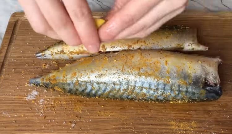 Posypte makrely citronovou šťávou.
