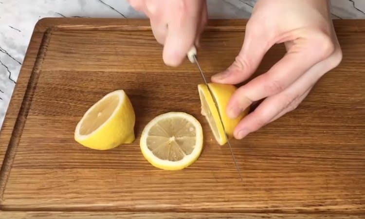 Leikkaa sitruuna ympyröiksi.