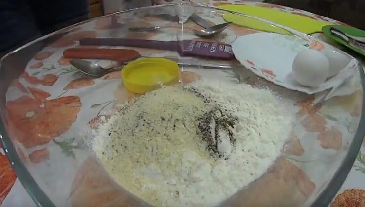 За да направите тесто, смесете брашното с подправките.
