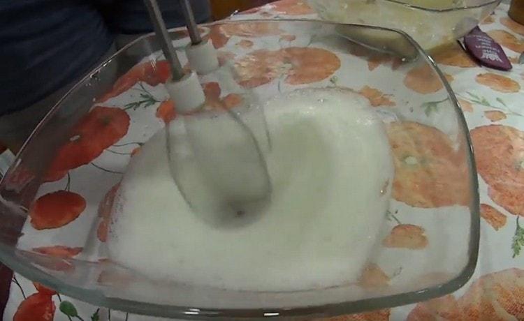 Mit einem Mixer zwei Proteine ​​mit Salz verquirlen.