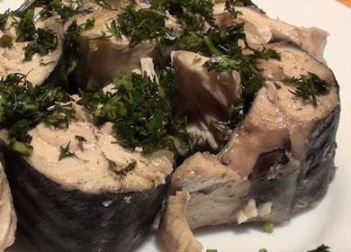سمك الماكريل المغلي اللذيذ: نطبخ طبقًا للوصفة مع صورة.