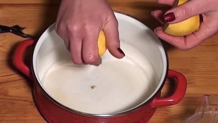 Drücken Sie den Saft einer Zitrone in einen Topf.
