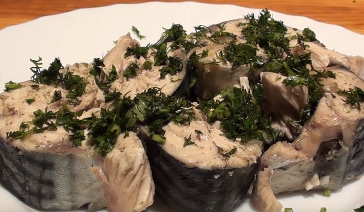 Vařená makrela není tak mastná jako smažená nebo pečená.