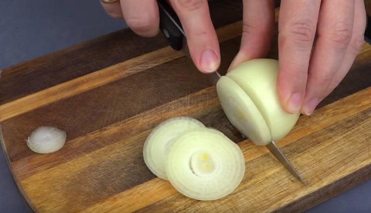 Tagliare la cipolla a rondelle.