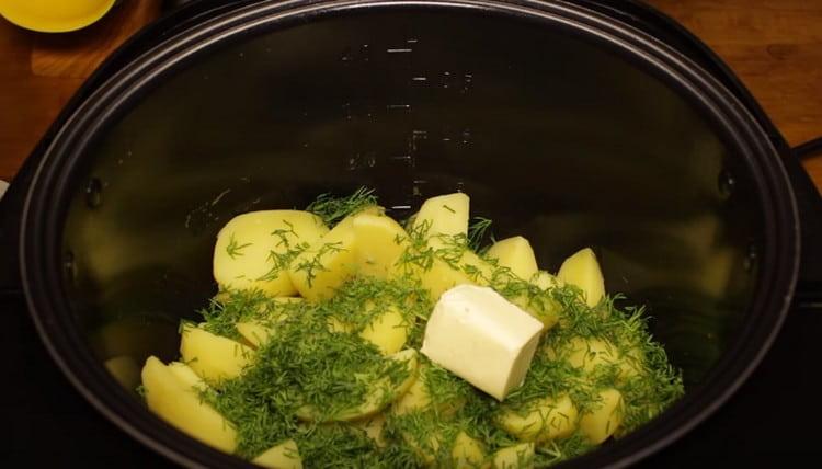 Když jsou brambory připravené, přidejte olej a nakrájený kopr.