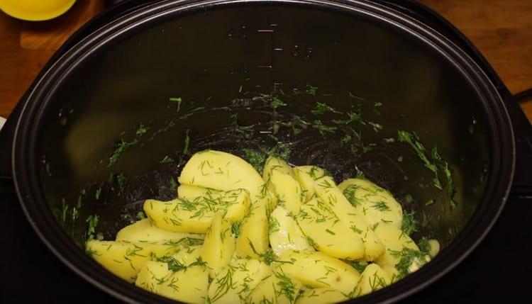 اخلطي البطاطا لتوزيع الخضروات والزبدة بالتساوي.