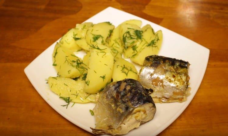 Dušená makrela vařená s bramborami, je to vynikající plnohodnotné jídlo.