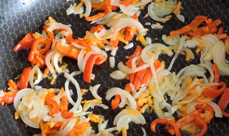 Per prima cosa, friggi le cipolle, le carote e i peperoni in una padella.