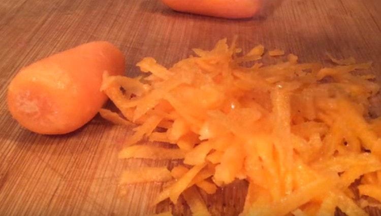 Grattugiare le carote.