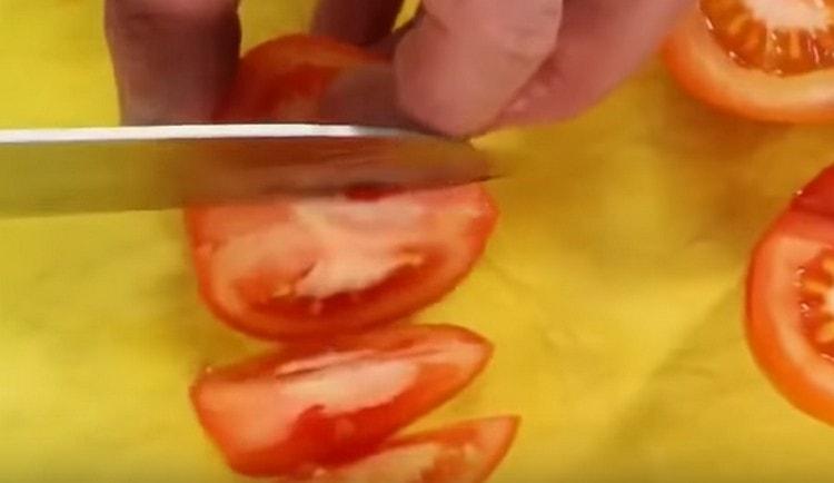 Pomidorus galima supjaustyti skiltelėmis.
