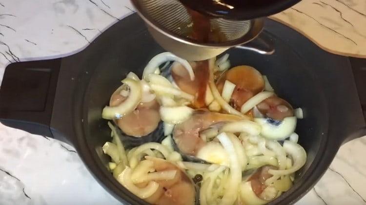 Innaffia il pesce con le cipolle con olio vegetale e tè nero.
