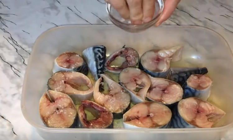 vložte plátky makrely do hluboké mísy a sůl.