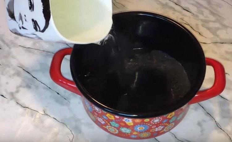 Σε μια κατσαρόλα, ετοιμάζετε μαύρο τσάι.