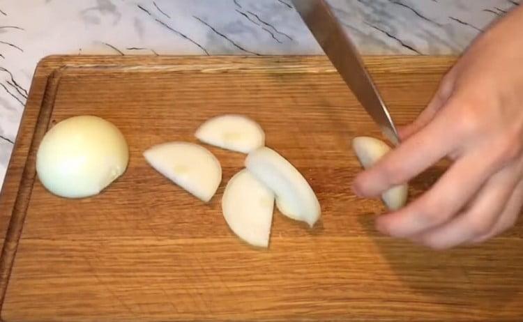 Tagliare le cipolle in semianelli sottili.