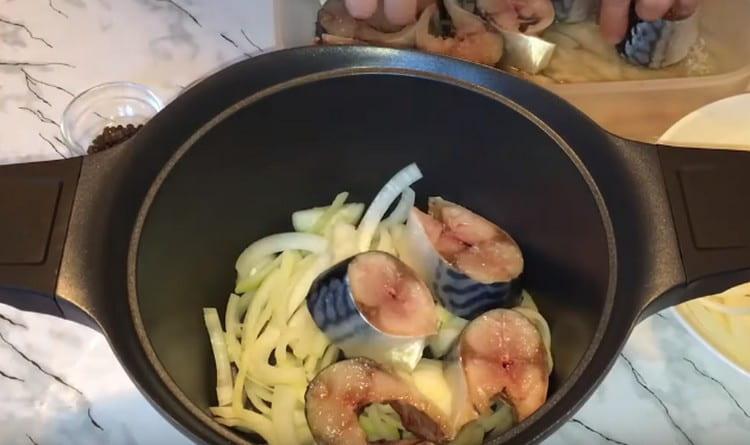 Į keptuvę sudėkite svogūnų ir žuvies sluoksnį.