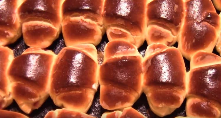 Es ist nicht schwierig, im Ofen süße Brötchen aus Hefeteig zuzubereiten.