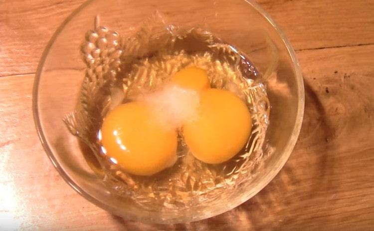 В купа разбийте яйцата, добавете към тях сол и леко разбийте.