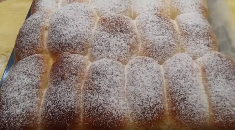 Le torte dolci già pronte possono essere cosparse di zucchero a velo.