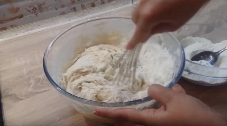 Малко по малко започваме да добавяме брашно и омесваме тестото.
