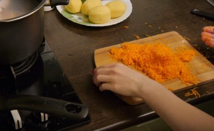 Τρίψτε τα καρότα σε ένα λεπτό τρίφτη.
