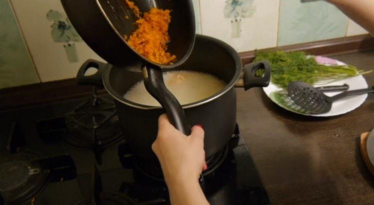 Přidejte smažení na téměř připravenou polévku.