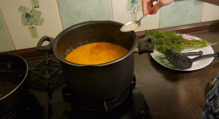 Както можете да видите, кремообразна супа със сьомга се приготвя лесно.