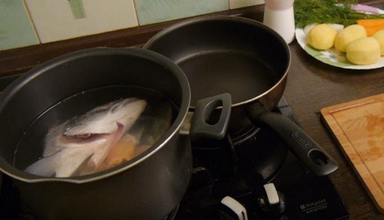 املأ السمك في مقلاة بالماء وضعه في الطهي.