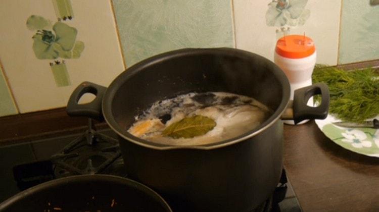 Při vaření odstraňte pěnu z vývaru.