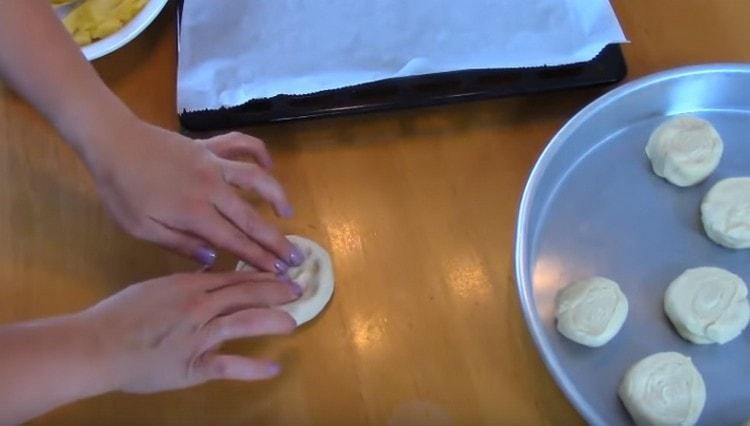В парчетата тесто правим вдлъбнатина за пълнежа с ръце.