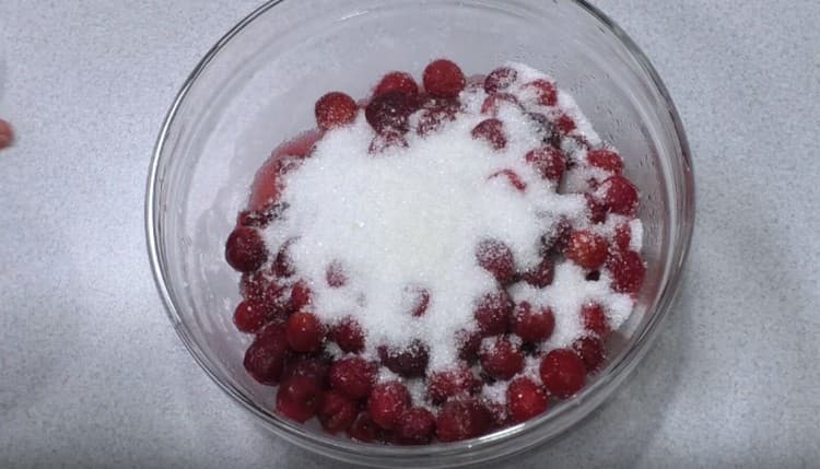Versare lo zucchero sopra le ciliegie.