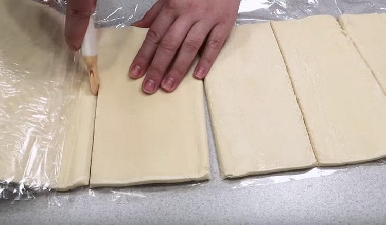 Разделете бутер тестото на парчета.