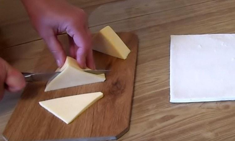 تقطع الجبنة إلى مثلثات.