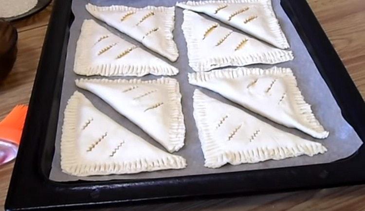 Ilatag ang mga layer sa isang baking sheet na natatakpan ng pergamino.