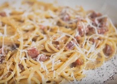 Prepariamo deliziosi spaghetti con pancetta secondo una ricetta passo dopo passo con una foto.