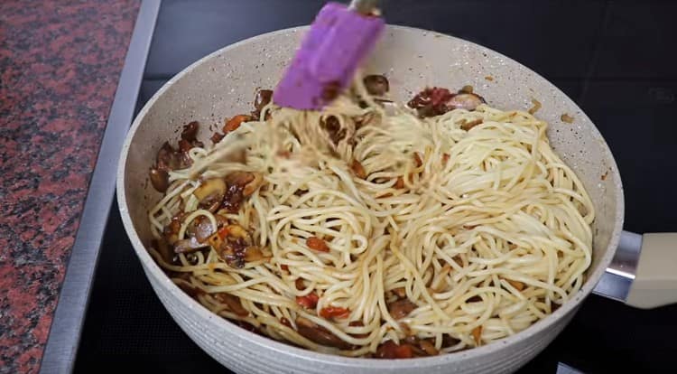 Добавете сварените спагети, разбъркайте.