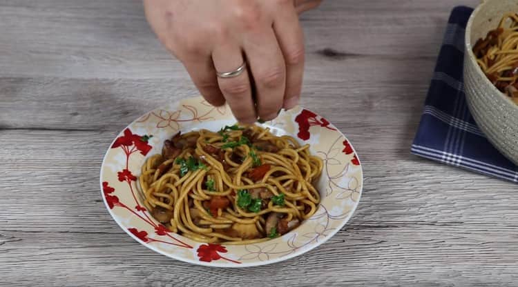 Wenn Sie Spaghetti mit Pilzen servieren, können Sie mit frischen Kräutern bestreuen.